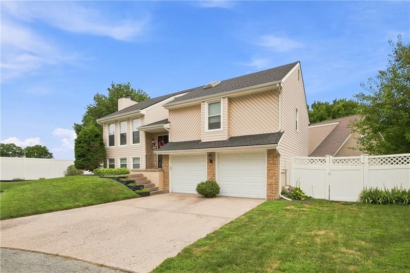 7426 Santa Fe Dr, Overland Park, KS 66204