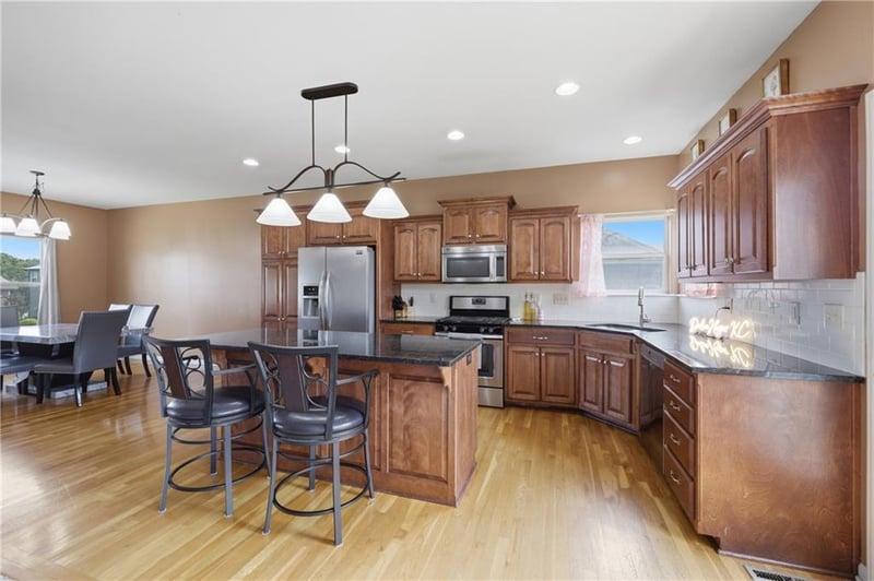 805 Bellflower Ln, Greenwood, MO 64034