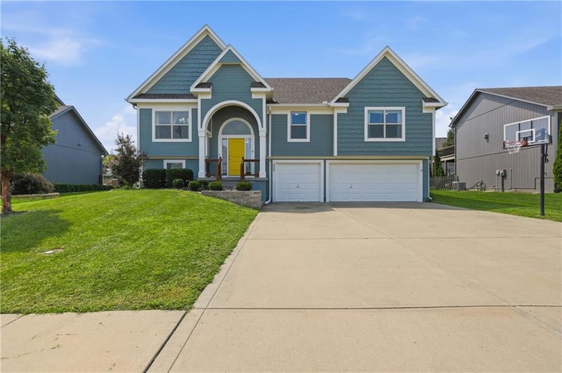 805 Bellflower Ln, Greenwood, MO 64034
