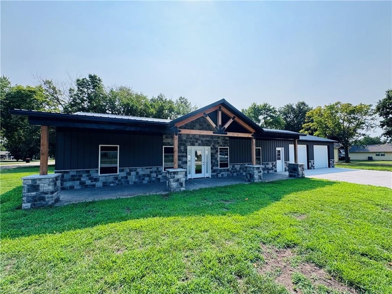 202 Hayes St, Garnett, KS 66032