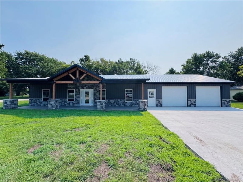 202 Hayes St, Garnett, KS 66032