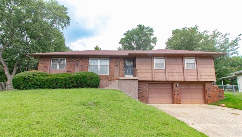 3026 Kendall Dr, Independence, MO 64055