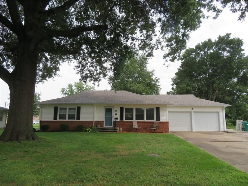 12 Holly Ln, Paola, KS 66071