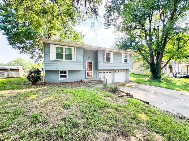1403 Blueberry Dr, Harrisonville, MO 64701