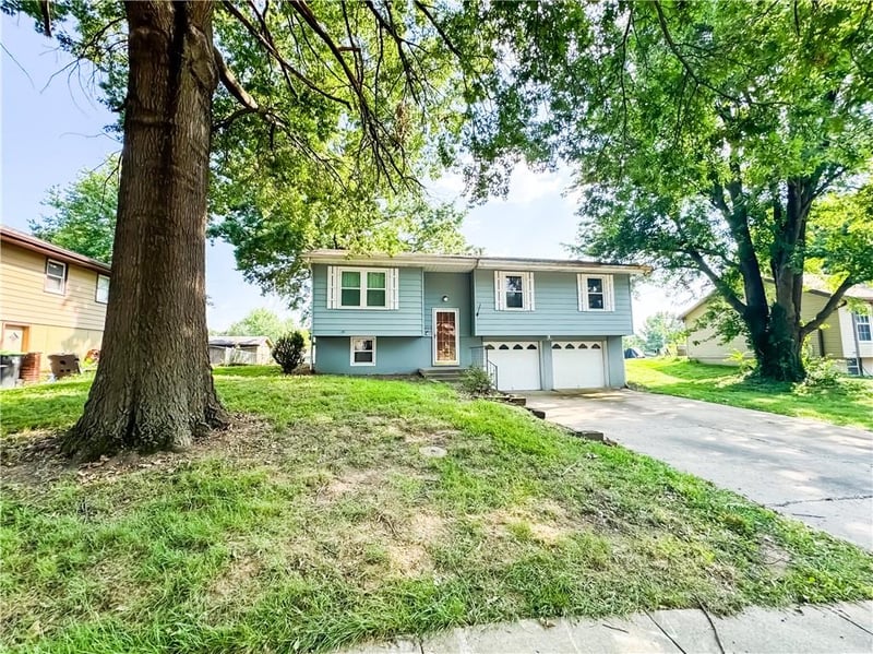 1403 Blueberry Dr, Harrisonville, MO 64701