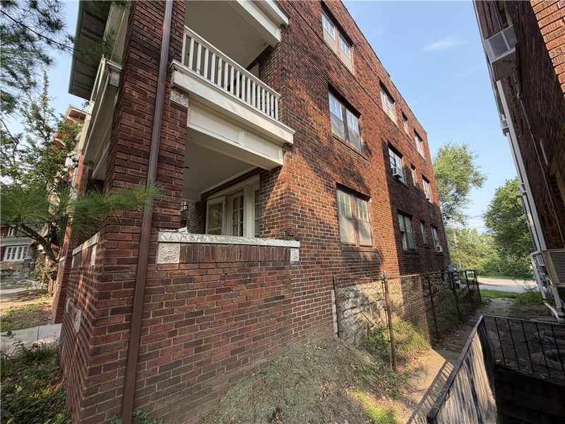 2734 Charlotte St, Kansas City, MO 64109