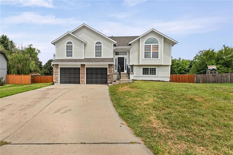 1106 Creekside Ct, Raymore, MO 64083