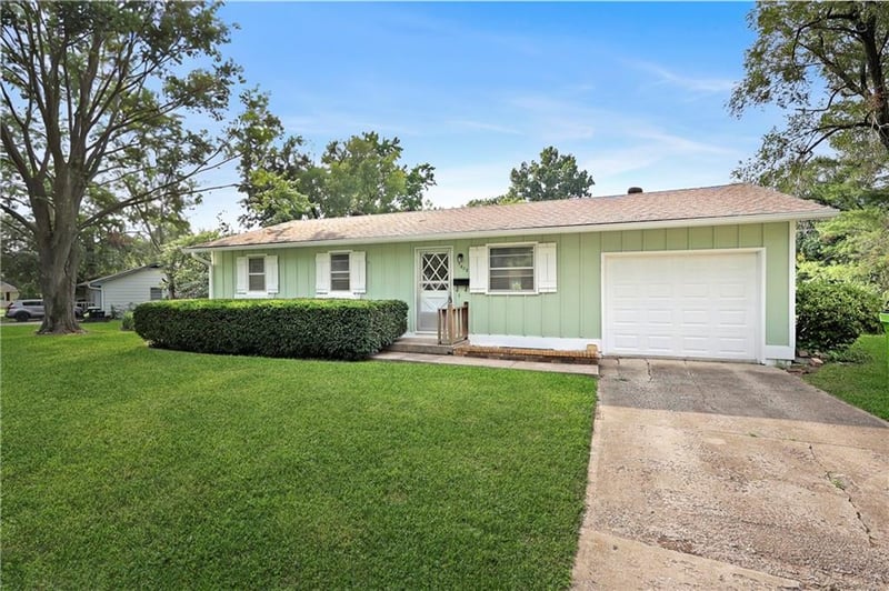 1802 Bird Ter, Harrisonville, MO 64701