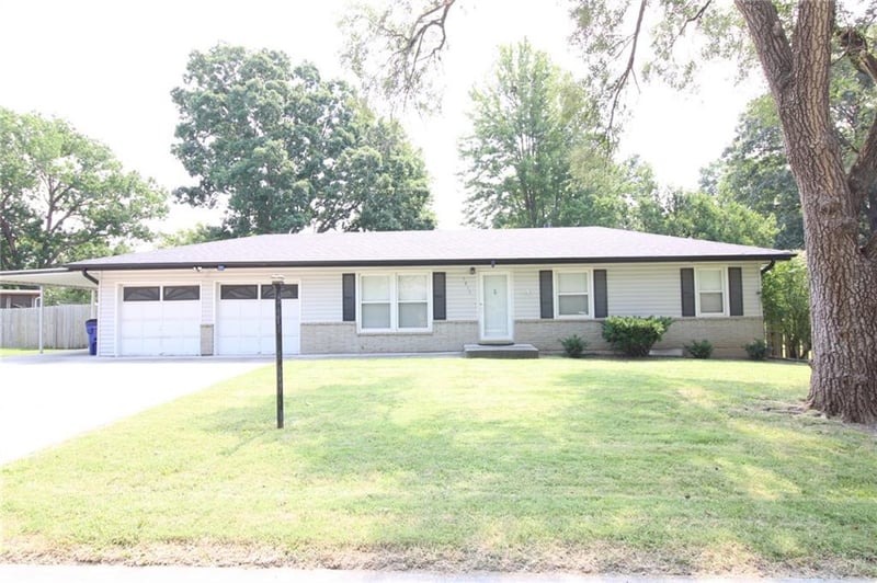 5815 Tracy Ave, Gladstone, MO 64118