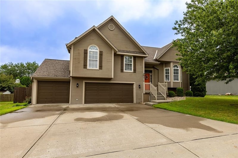 9918 Highland Pl, Kansas City, MO 64155