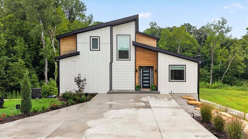 8395 Baker Cir, Kansas City, MO 64153