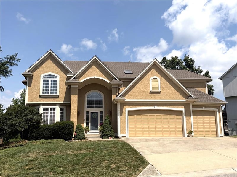 172 Hidden Ridge Ln, Lee's Summit, MO 64064