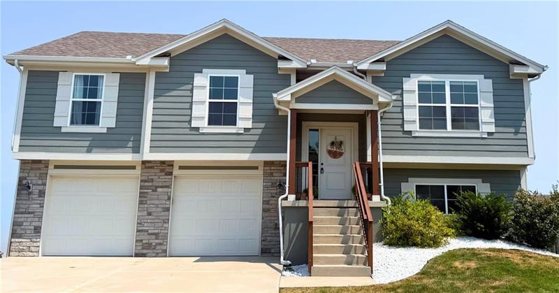 701 Juniper Dr, Blue Springs, MO 64014