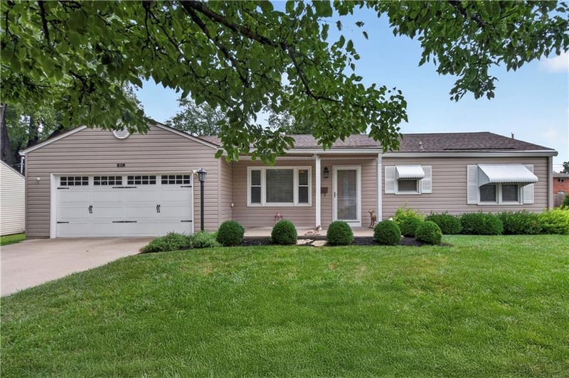 8217 Barkley Ln, Overland Park, KS 66204