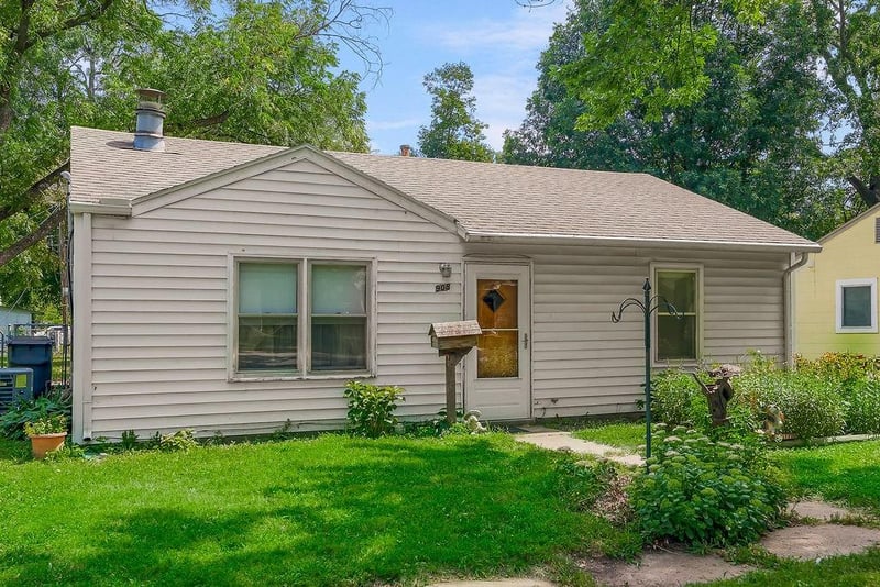 908 S Troost St, Olathe, KS 66061