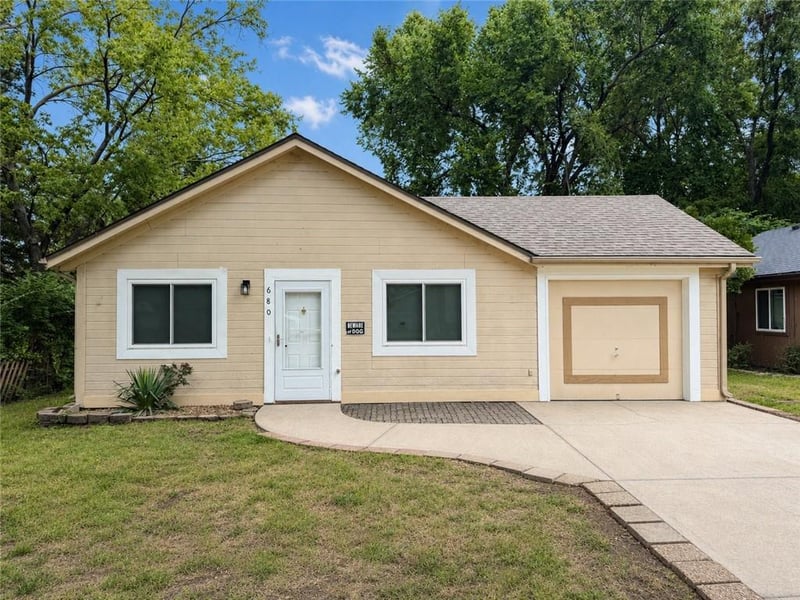 680 N Pine St, Olathe, KS 66061