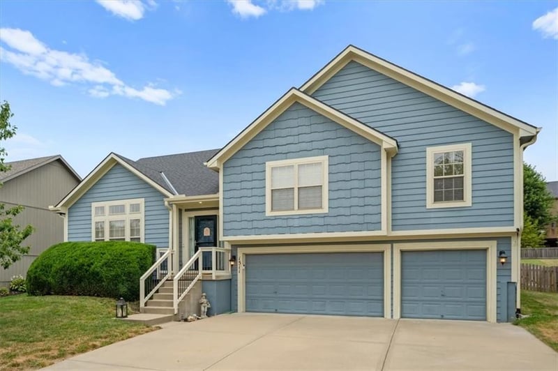1511 Honeysuckle Dr, Liberty, MO 64068
