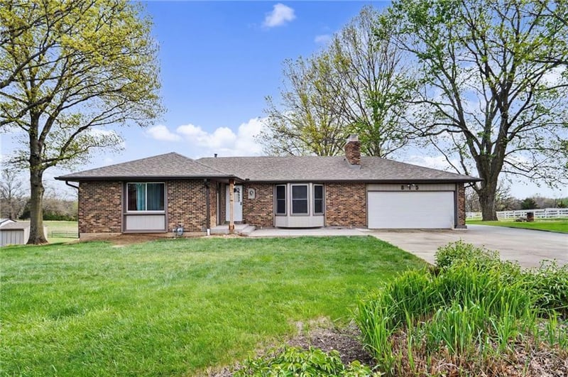 815 Kouns Ln, Edwardsville, KS 66111