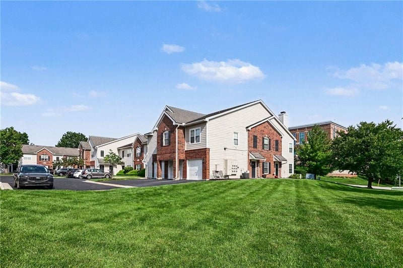 11607 Tomahawk Creek Pw #J, Leawood, KS 66211
