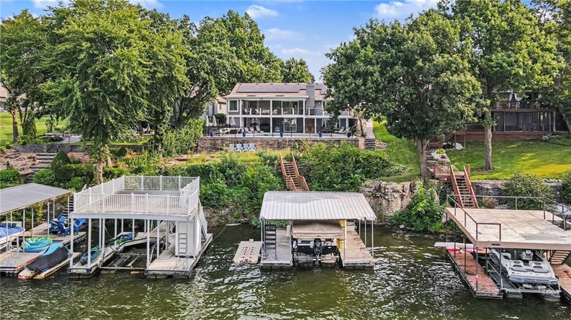 426 N Winnebago Dr, Lake Winnebago, MO 64034