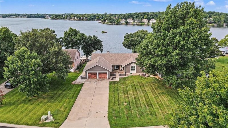 426 N Winnebago Dr, Lake Winnebago, MO 64034