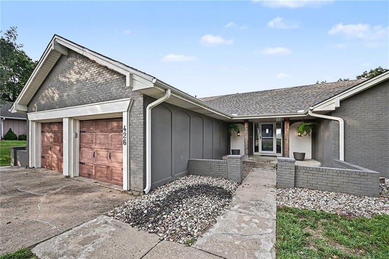 426 N Winnebago Dr, Lake Winnebago, MO 64034