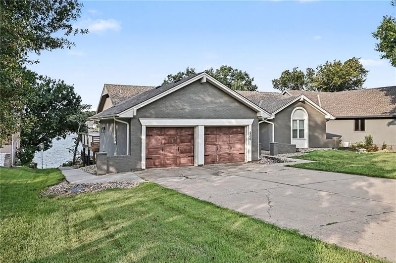 426 N Winnebago Dr, Lake Winnebago, MO 64034