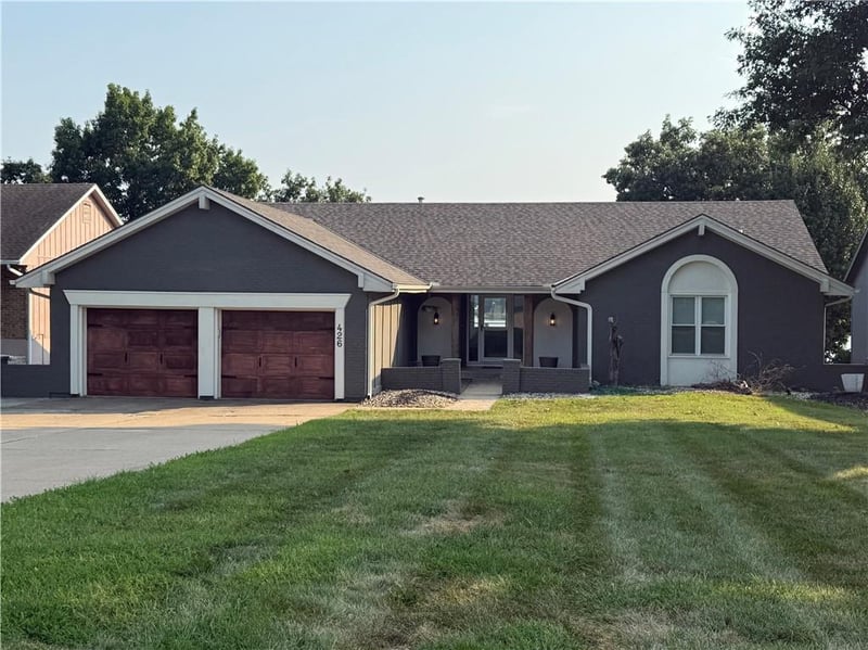 426 Winnebago Dr, Lake Winnebago, MO 64034