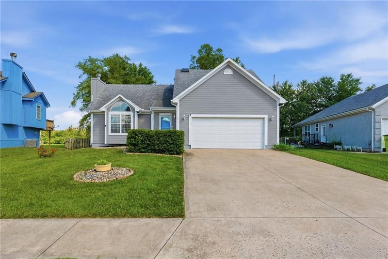 913 Applewood Ln, Belton, MO 64012