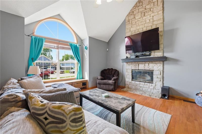 913 Applewood Ln, Belton, MO 64012