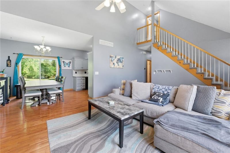 913 Applewood Ln, Belton, MO 64012
