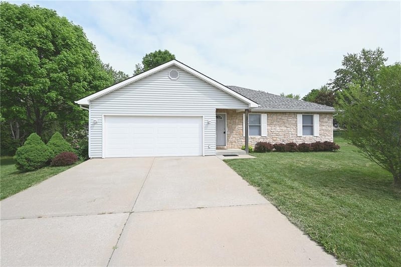 14 Sandi Cir, Dearborn, MO 64439