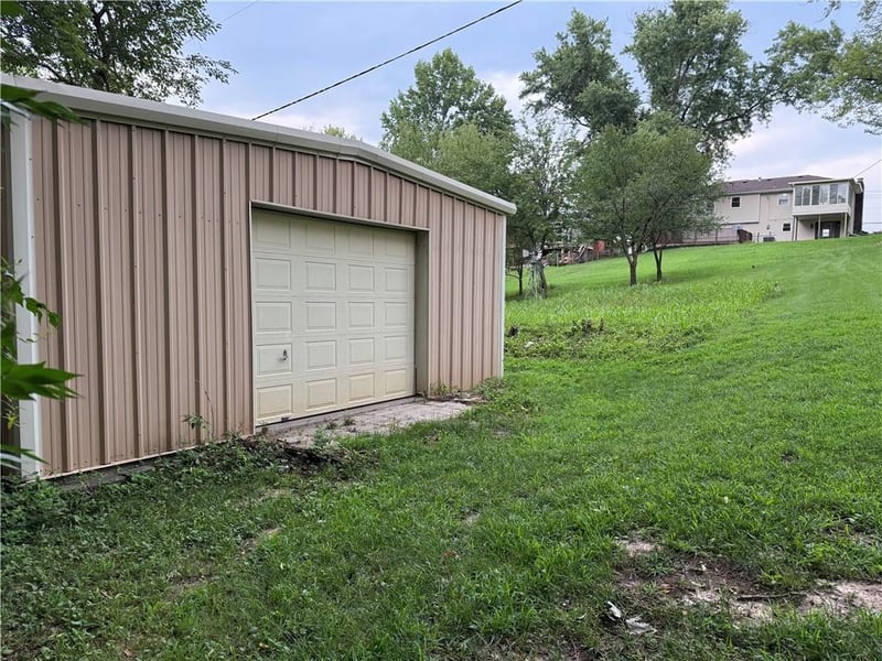 11015 Crooked Rd, Kansas City, MO 64152