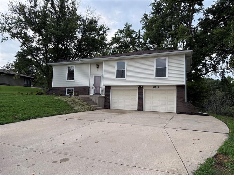 11015 Crooked Rd, Kansas City, MO 64152