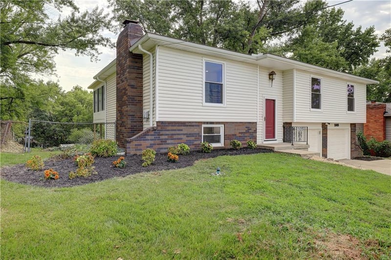 11015 Crooked Rd, Kansas City, MO 64152