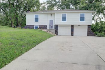 11015 Crooked Rd, Kansas City, MO 64152