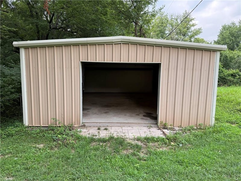 11015 Crooked Rd, Kansas City, MO 64152