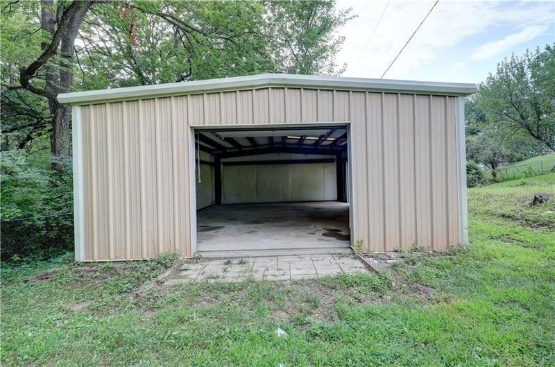 11015 Crooked Rd, Kansas City, MO 64152