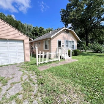 8249 Ward Pw, Kansas City, MO 64114