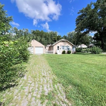 8249 Ward Pw, Kansas City, MO 64114