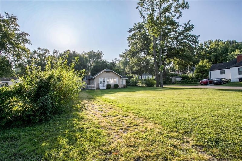 8249 Ward Pw, Kansas City, MO 64114