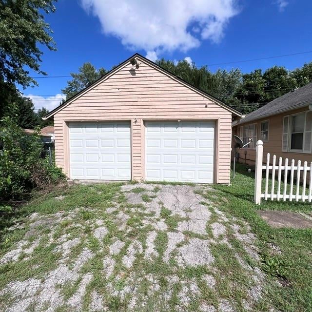 8249 Ward Pw, Kansas City, MO 64114