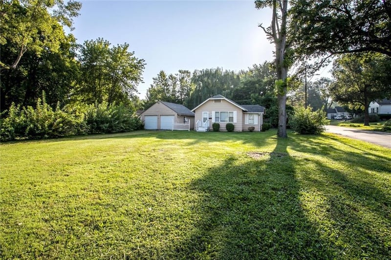 8249 Ward Pw, Kansas City, MO 64114
