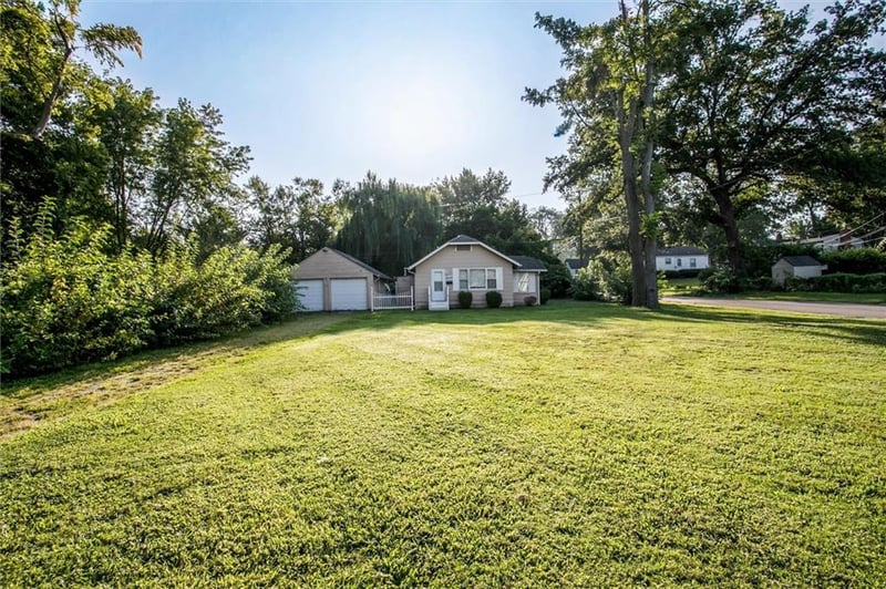 8249 Ward Pw, Kansas City, MO 64114