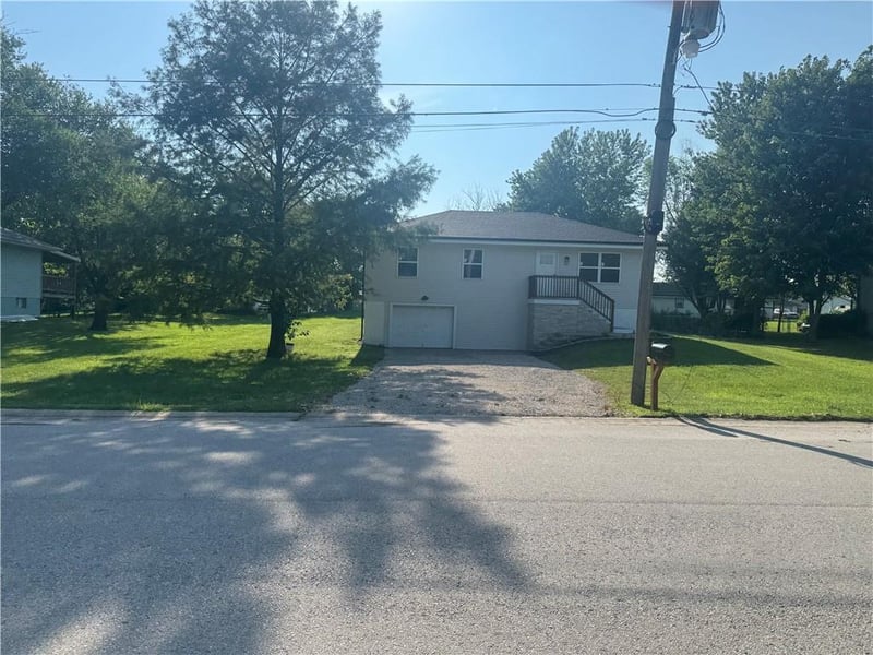 818 High St, Butler, MO 64730