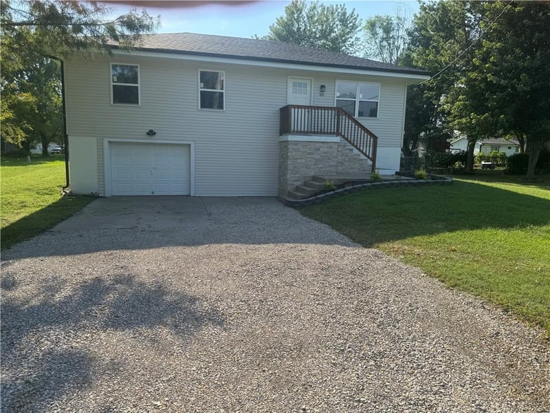 818 High St, Butler, MO 64730