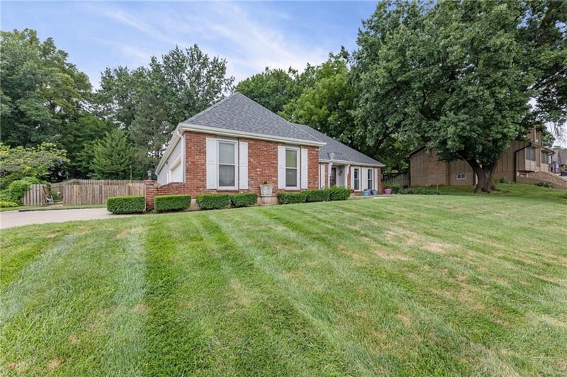 5204 Stearns St, Shawnee, KS 66203