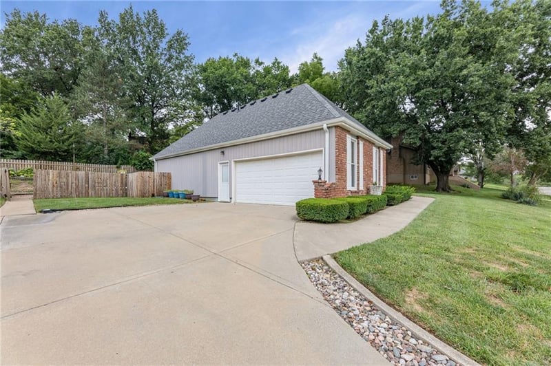 5204 Stearns St, Shawnee, KS 66203