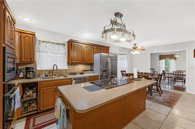 5204 Stearns St, Shawnee, KS 66203