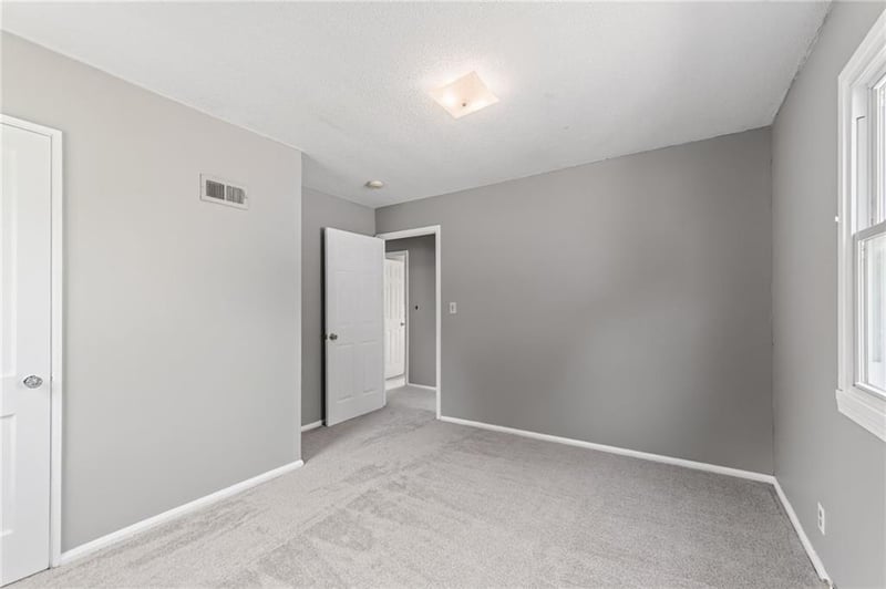 2412 59th Ter, Kansas City, MO 64118